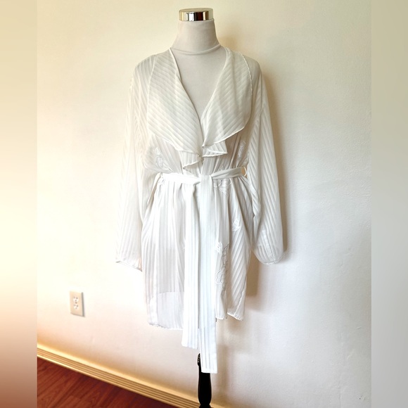 Victoria's Secret Other - Victoria's Secret Vintage Gold Label Embroidered White Wrap Tie Robe Medium